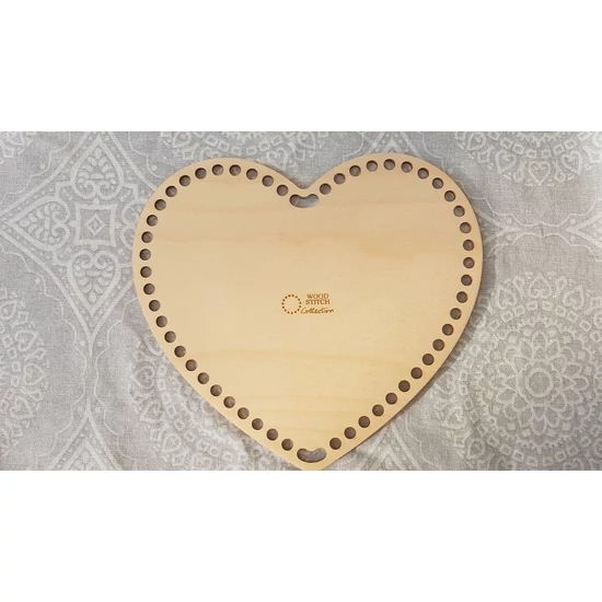 Horgolható fa alap - szív 22 cm