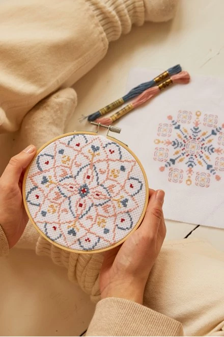 DMC Mindful Making keresztszemes hímzőkészlet Duo - Meditative Mandala