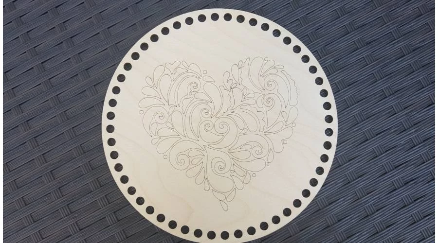 Horgolható fa alap - Színezhető szív mintás 20 cm kör