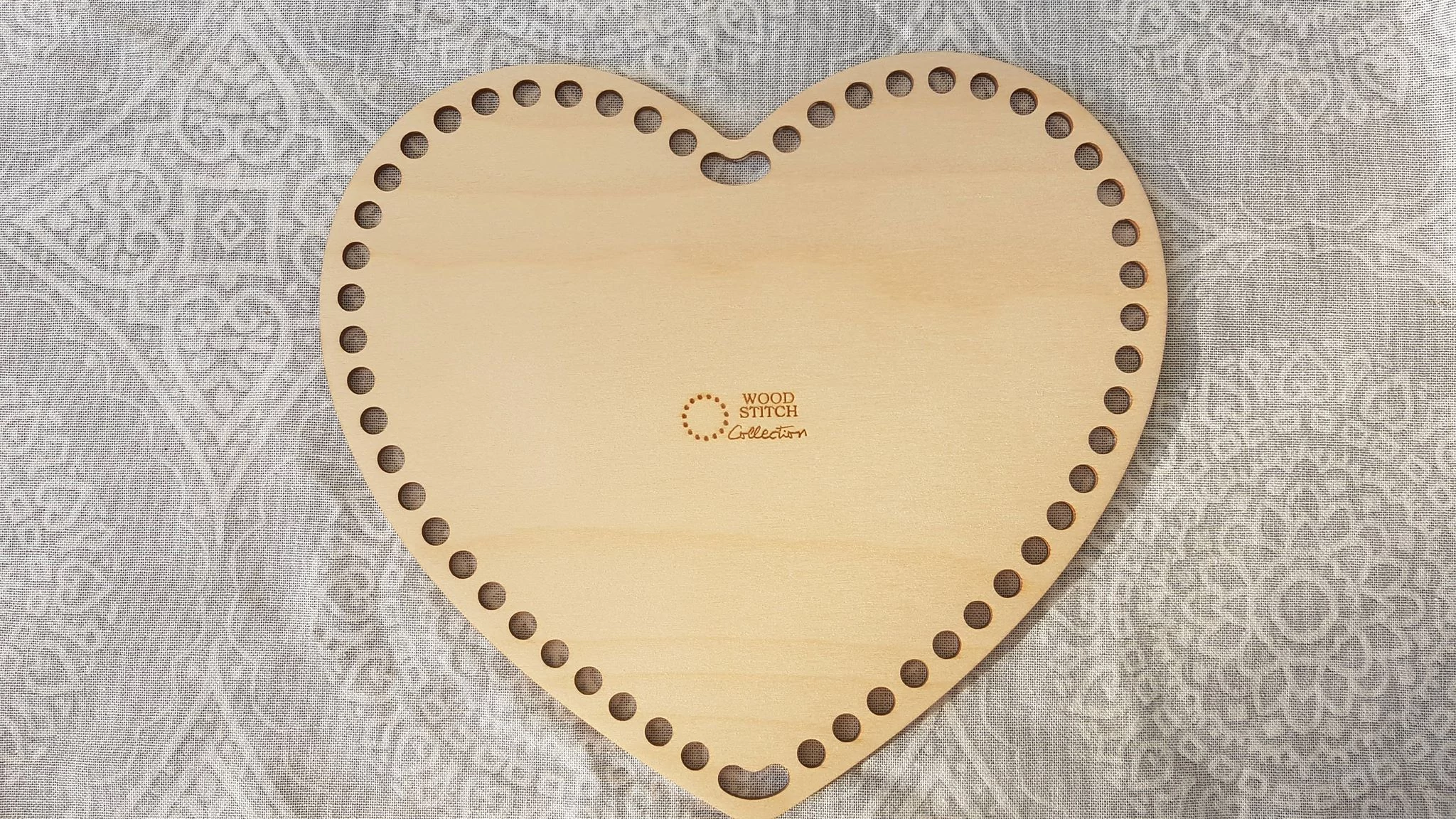 Horgolható fa alap - szív 22 cm